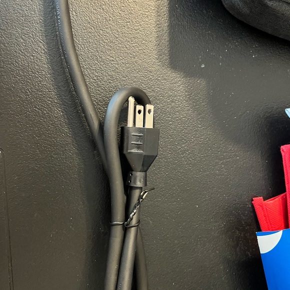 APC 6 Outlet Power Strip - Picture 4 of 5